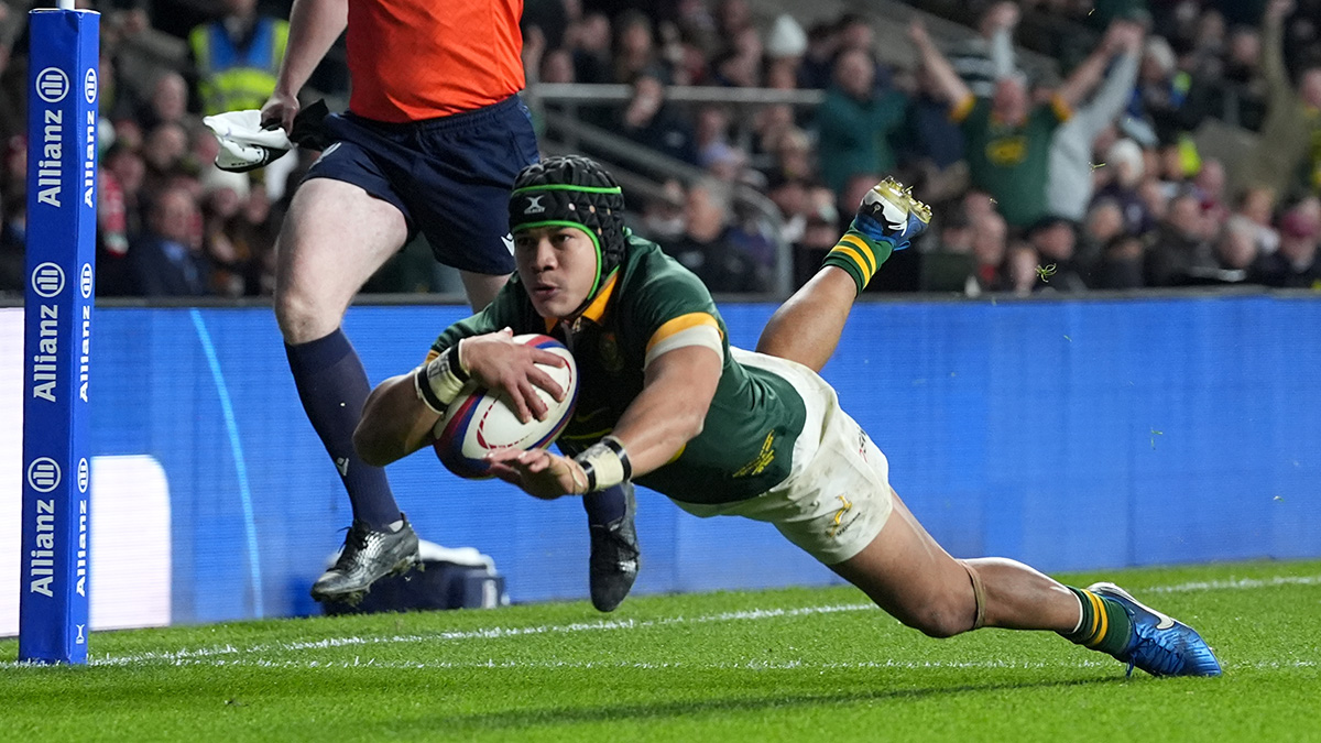 Cheslin Kolbe scores a try for South Africa against England during 2024 autumn internationals