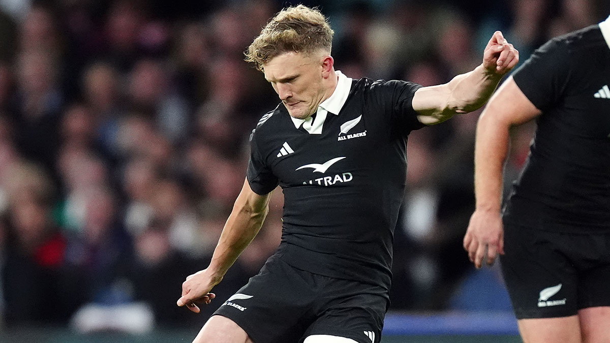 Damian McKenzie in action for New Zealand against England during 2024 Autumn Internationals