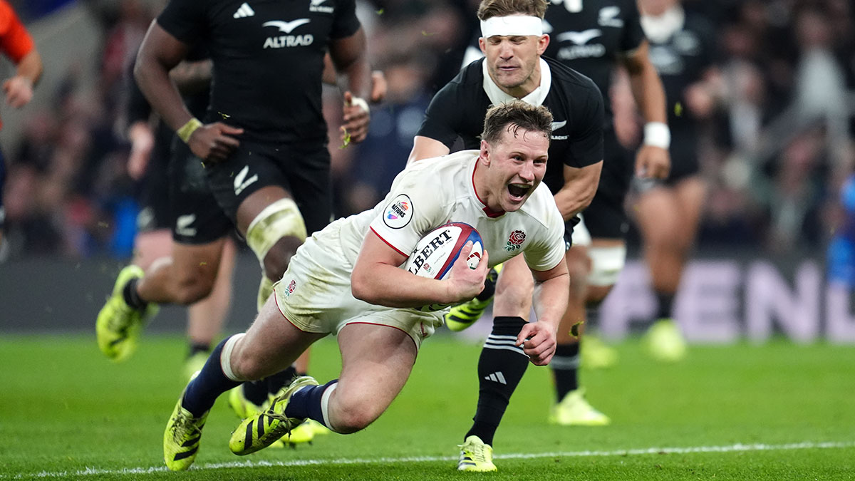 Fraser Dingwall scores a try for England v New Zealand during 2025 Autumn Internationals