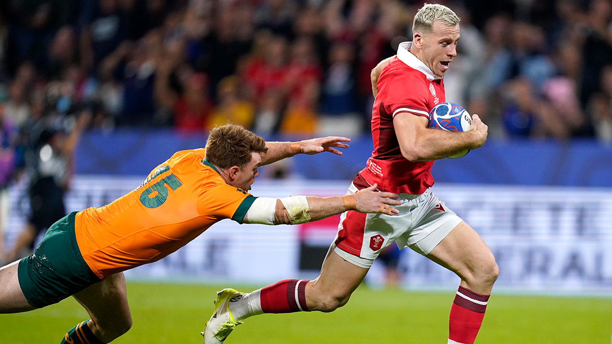 Garteh Davies runs to score a try for Wales against Australia in 2023 Rugby World Cup