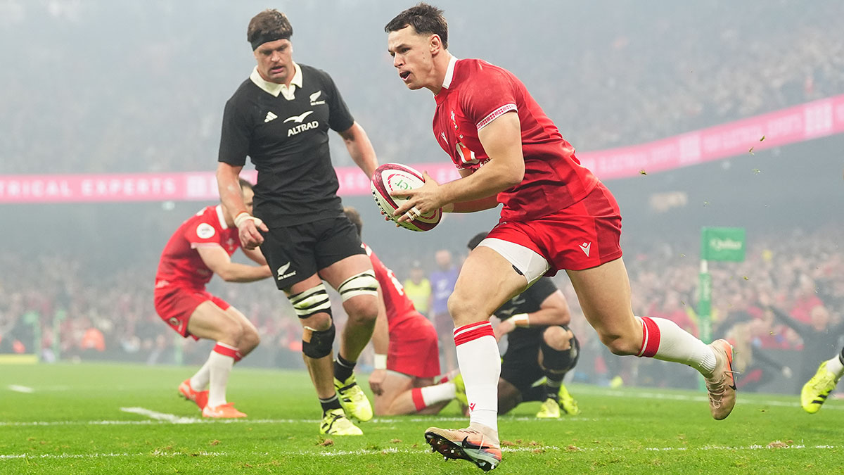 Tom Rogers scores a try for Wales against New Zealand during 2025 Autumn Internationals